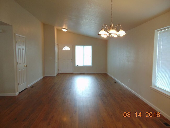 Building Photo - Northwest Medford 3-bedroom Home