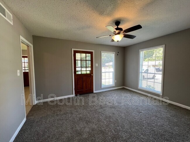 Foto del edificio - 465 Fox Valley Dr