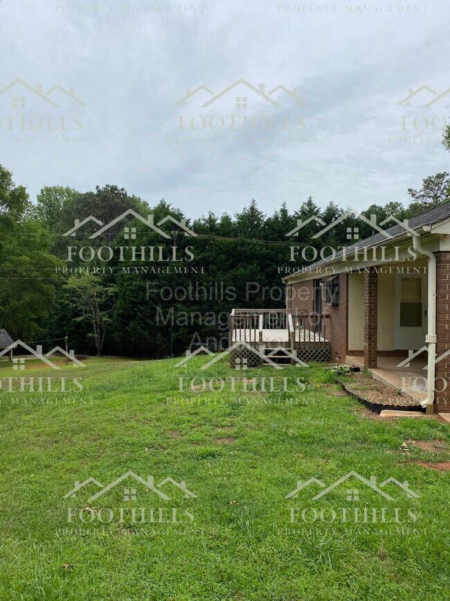 Building Photo - Inviting Retreat Close to Downtown: Firepl...