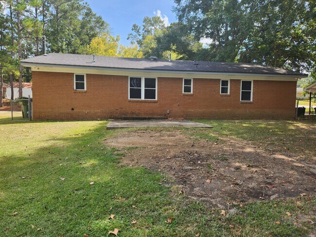 Building Photo - North Columbus 3 Bedroom 1.5 Bath - Carpor...
