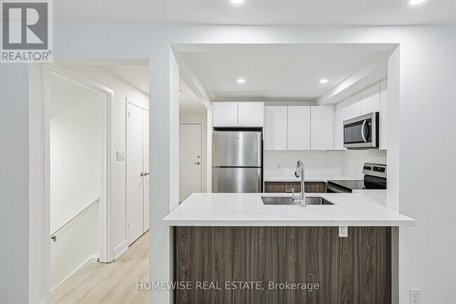 Photo du bâtiment - 100 Liberty St N