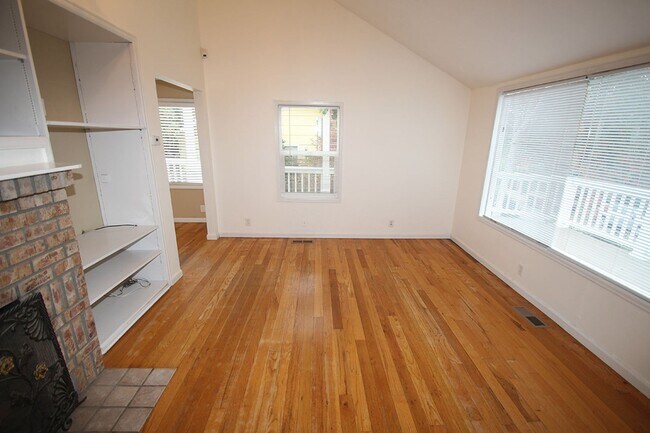 Foto del edificio - PRIVATE 3 BED SEATTLE HOME FOR RENT W EASY COMMUTE & BIG LOT