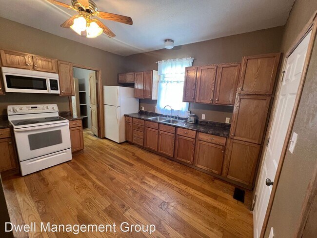 Building Photo - 4 br, 2 bath House - 401 9th St NE