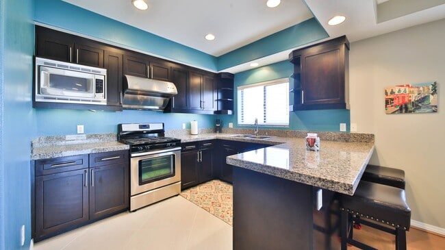 Building Photo - Beautiful 3 Bed/ 2.5 Baths Condo