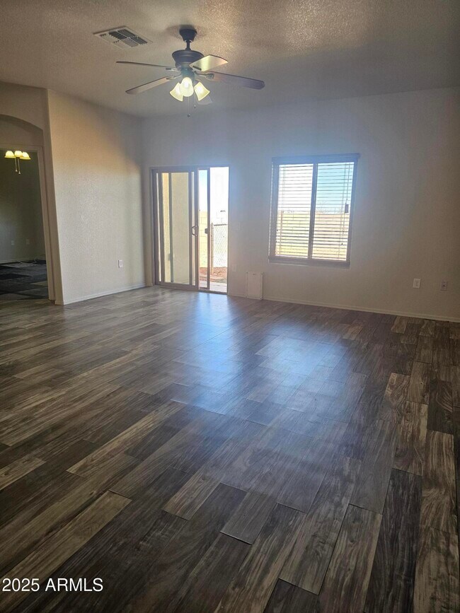 Foto del edificio - 4451 Big Bend St