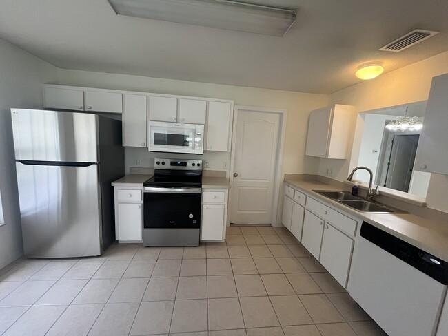 Building Photo - 302 Sawmill Creek Ct