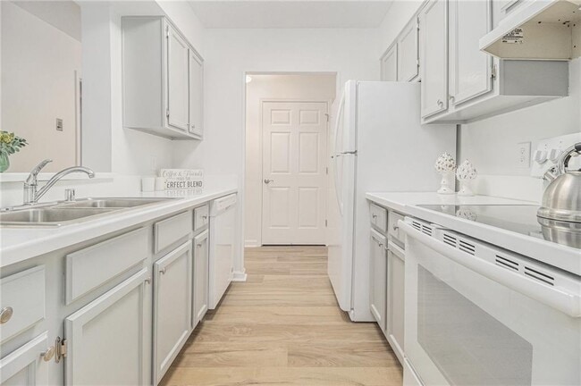 Building Photo - 300 Johnson Ferry Rd