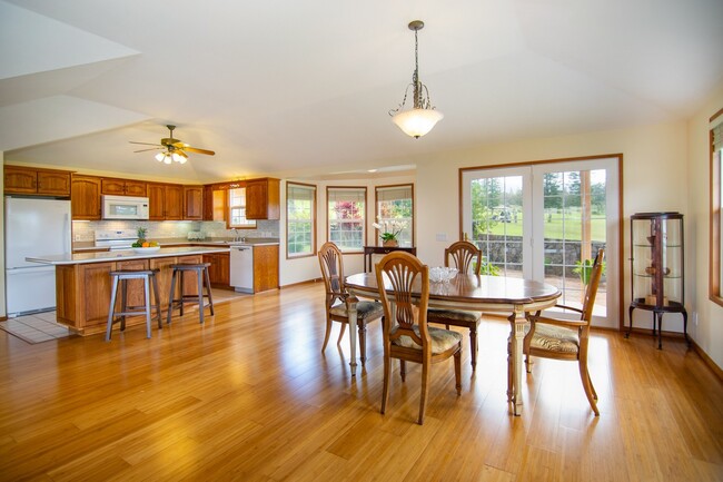 Spacious Living dining room - 2886 Ualani Street