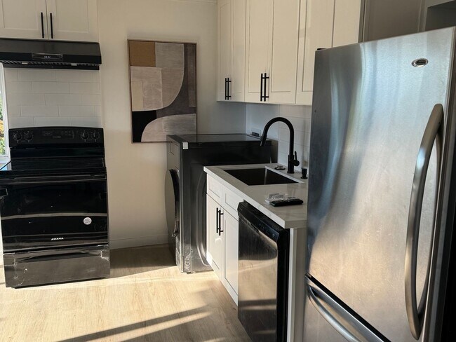 Building Photo - Newly renovated 2 Bedroom in Seattle