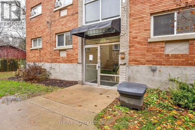 Photo du bâtiment - 11-11 McClary Ave