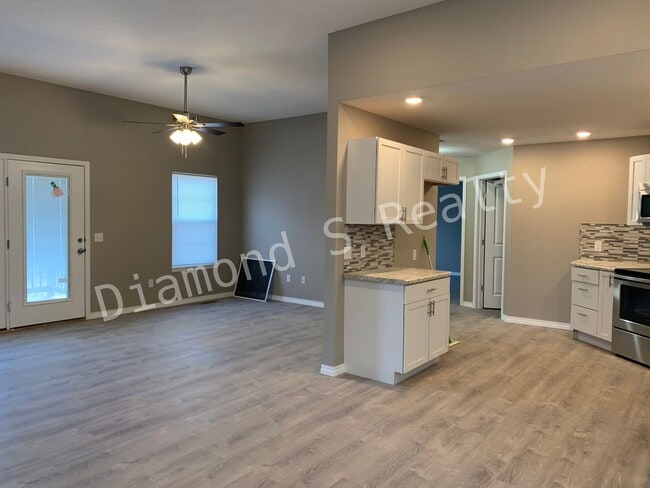 Building Photo - 5 Bedroom Home Located in Ozark!