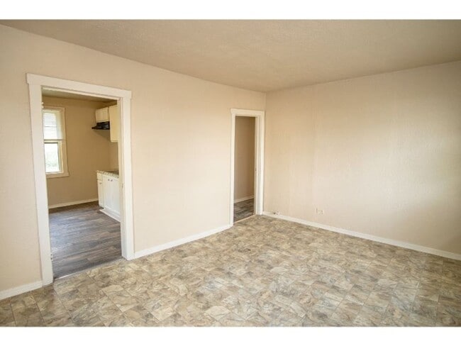 Foto del edificio - Cozy Renovated 2 BR Near Downtown