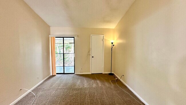Building Photo - 2548 Riverside Dr
