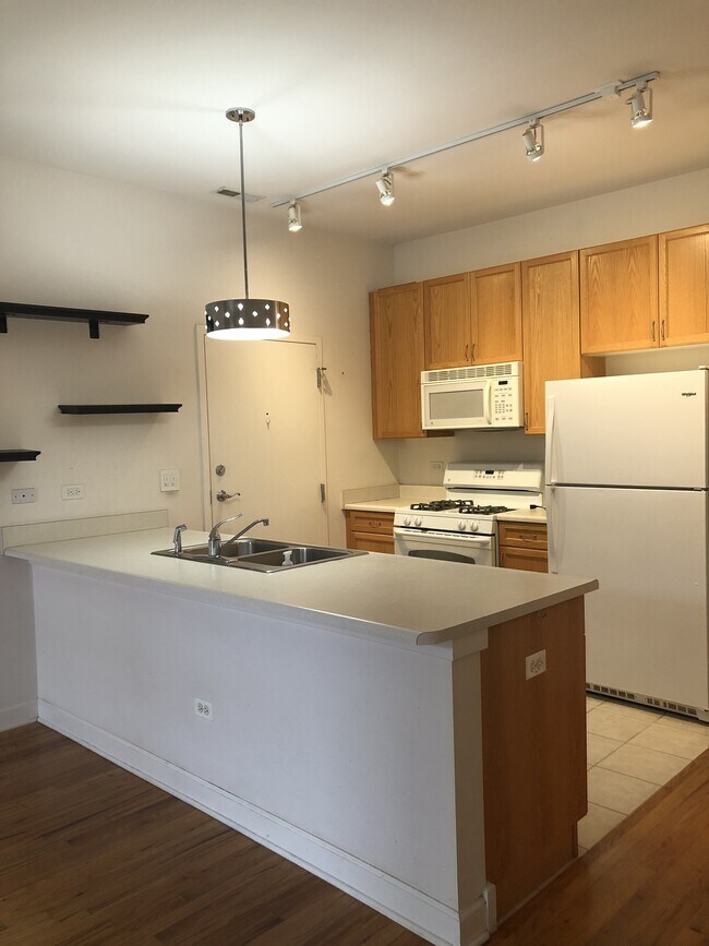 Foto del edificio - 1355 S Halsted St