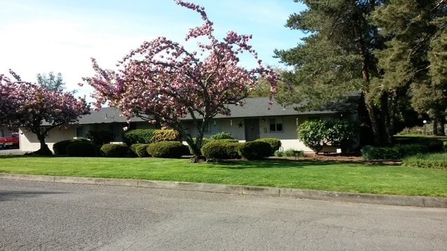 Building Photo - Saddle Butte Duplexes