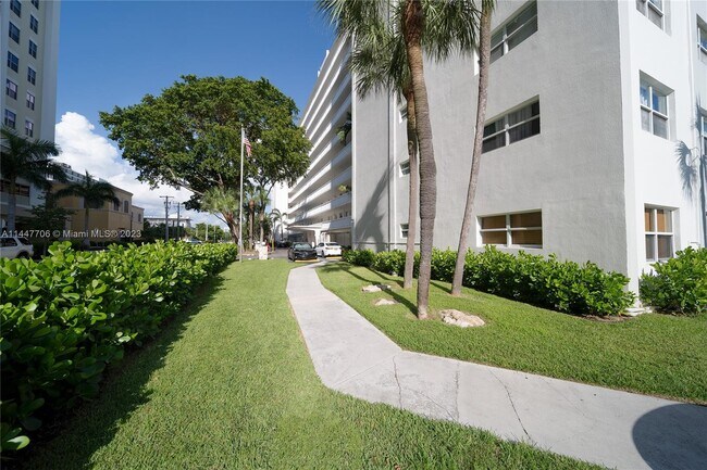 Foto del edificio - 2555 NE 11th St