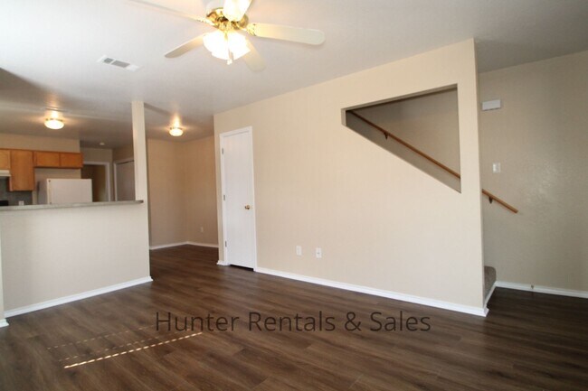 Building Photo - Delightful Townhouse!