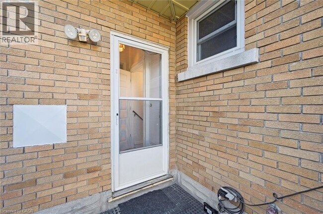 Photo du bâtiment - 18 Cambridge Ave