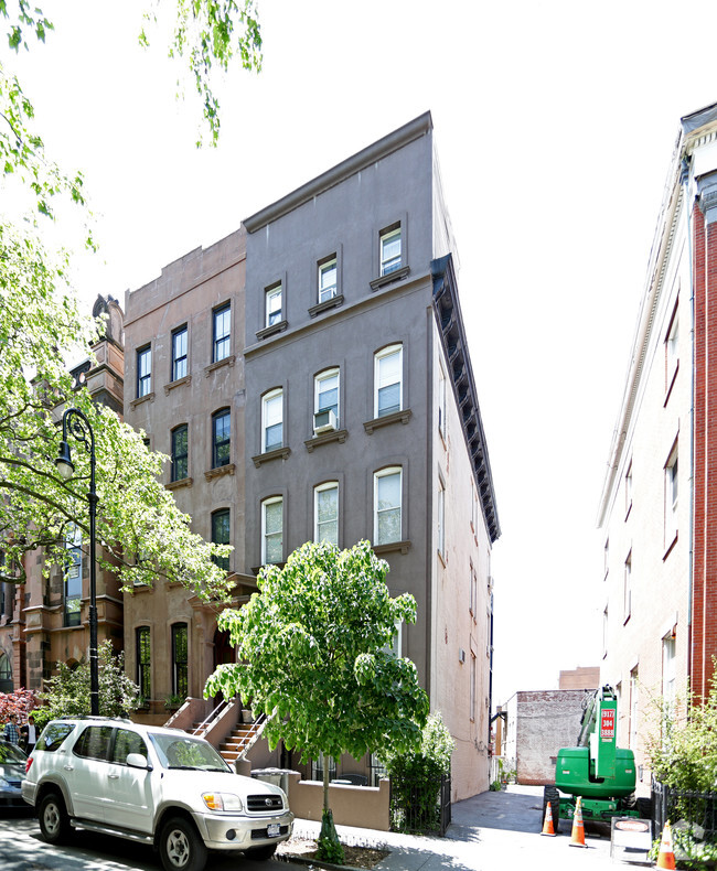 Building Photo - 446 Clinton St