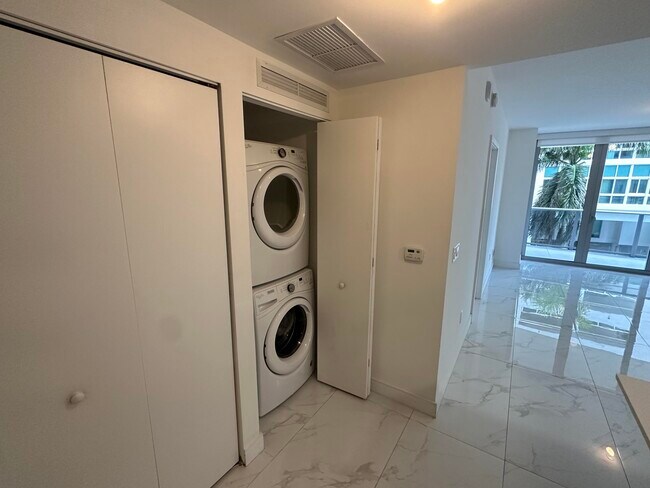 Foto del edificio - 488 NE 18th St