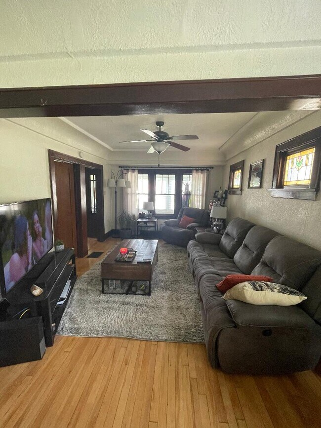 Sala de estar - 9025 W Beloit Rd