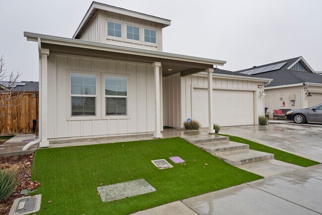 Building Photo - 4 bed 2 bath home with solar panels