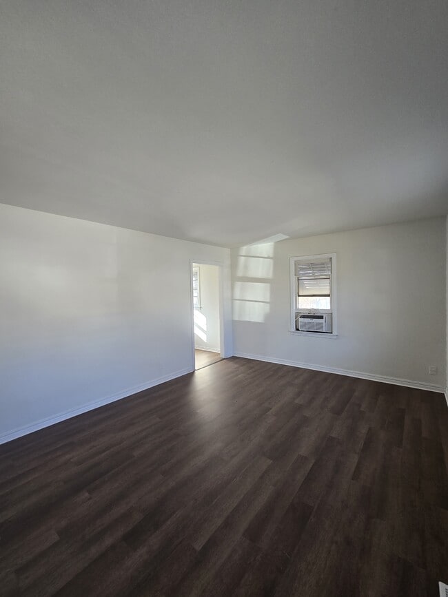 Building Photo - 511 Funston