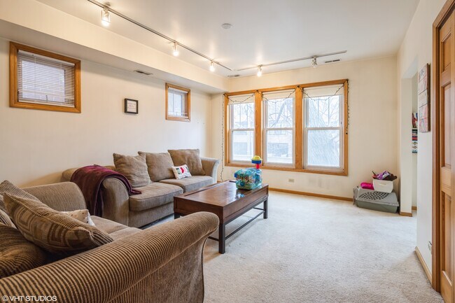 living room - 2633 N Wayne Ave