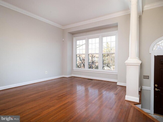 Foto del edificio - 2155 Wolftrap Ct
