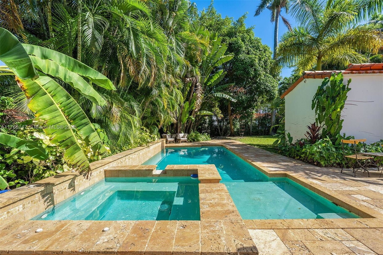 Foto principal - 641 NE 57th St