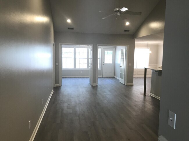 Foto del edificio - 220 Lake Linden Dr