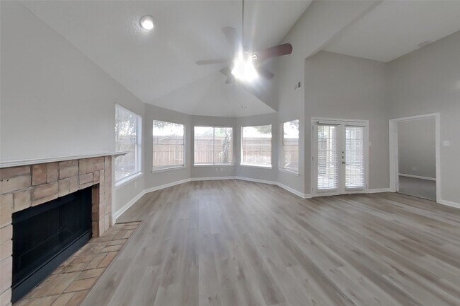 Foto del edificio - 16027 Hidden Acres Dr