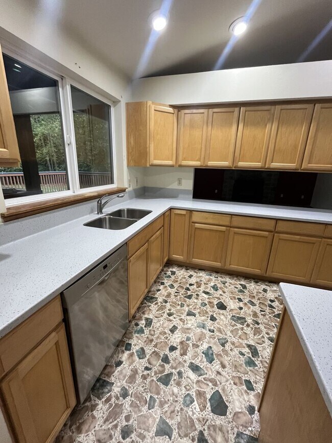 Foto del edificio - 3 Bedroom Home in Seabeck Heights!