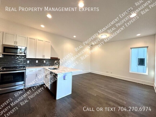 Building Photo - **MOVE IN SPECIAL!**Beautiful 2BR/2.5BA To...