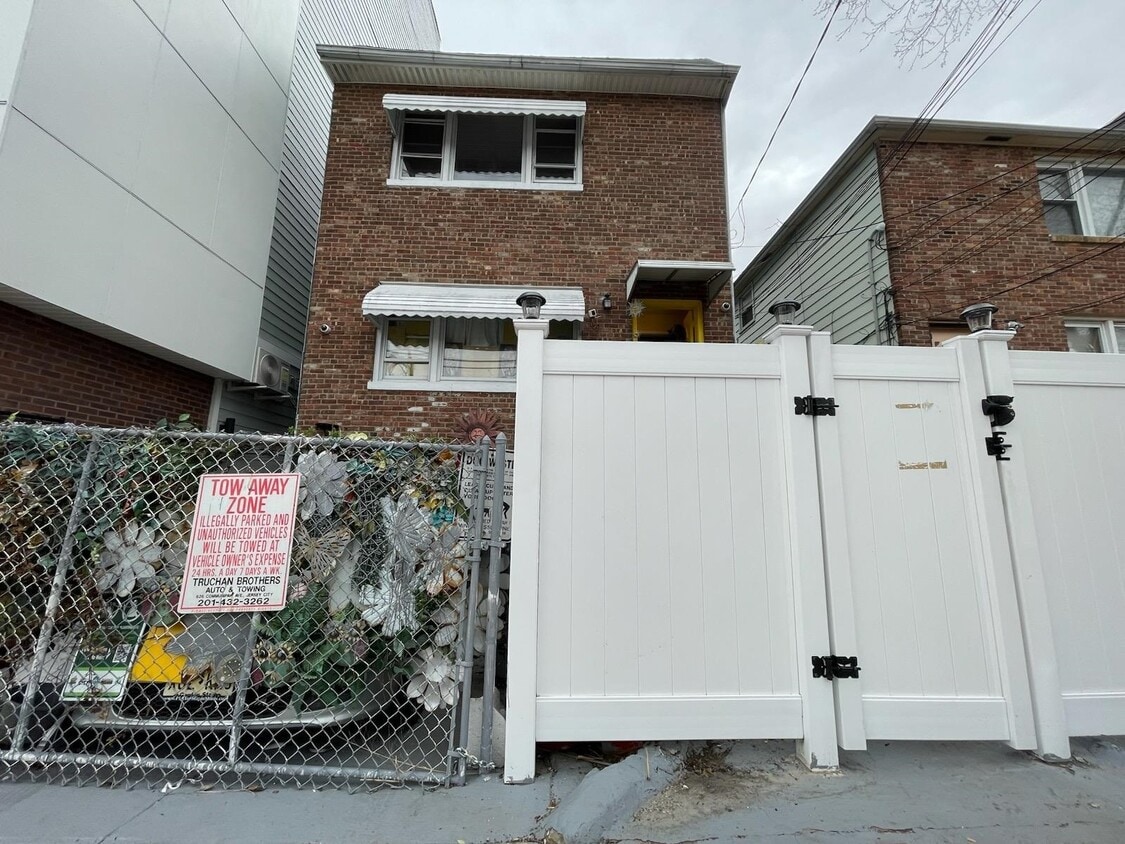 Primary Photo - 28 McAdoo Ave