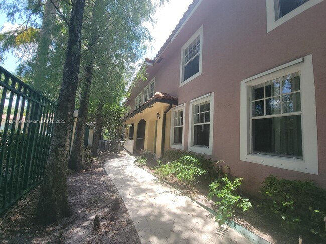 Foto del edificio - 6728 W Sample Rd