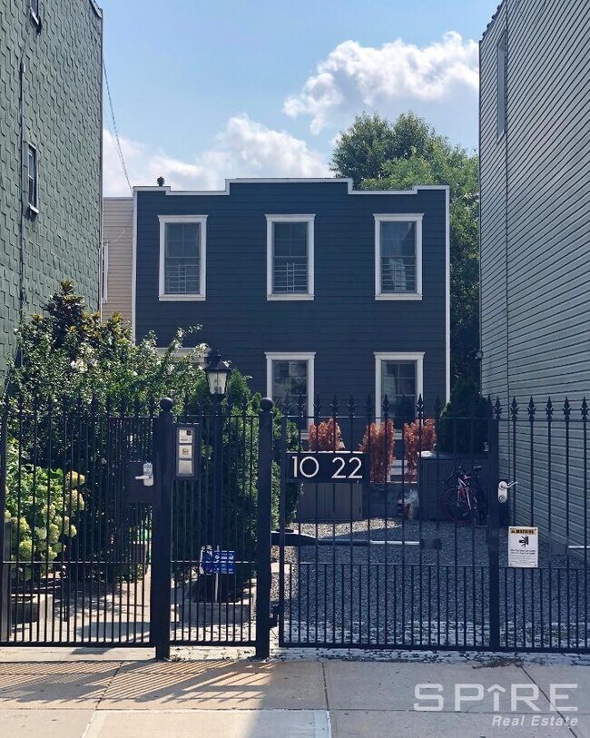 Building Photo - 2 bedroom in Long Island City NY 11101