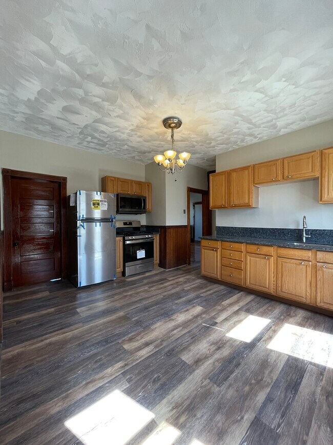 Building Photo - 33 Newburg St