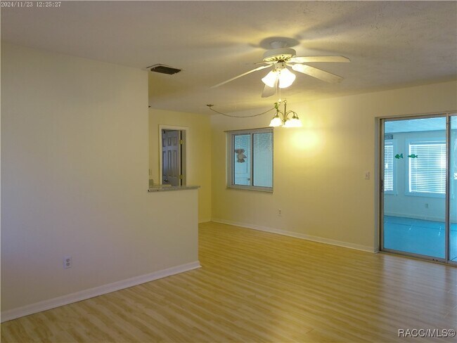 Foto del edificio - 4960 E Arbor St
