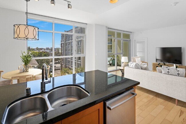 Foto del edificio - Modern West-Facing Condo with Spectacular Views and Prime Location in Hillcrest, San Diego