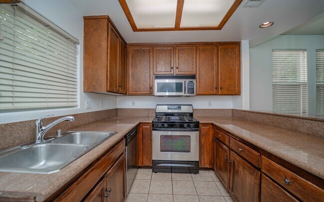 Foto del edificio - 4259 Dixie Canyon Avenue, Unit Apt 6