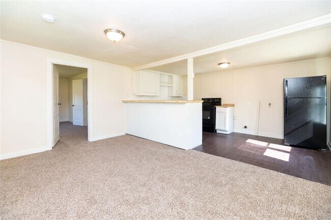 Building Photo - 2 Bed 1 Bath House in the Heart of Danbury!