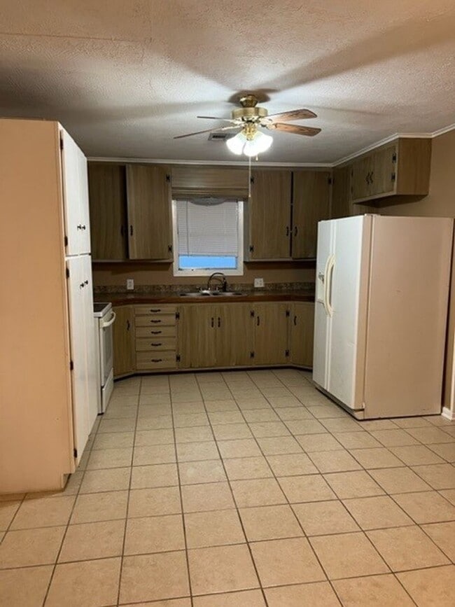 Building Photo - 2 Bedroom 1 bath Home