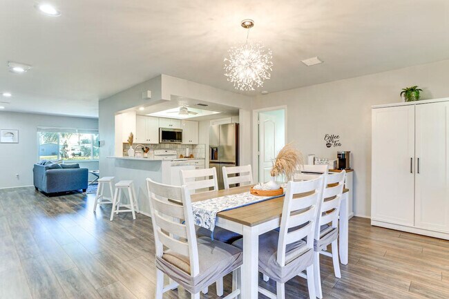 Building Photo - 3310 Siesta Dr