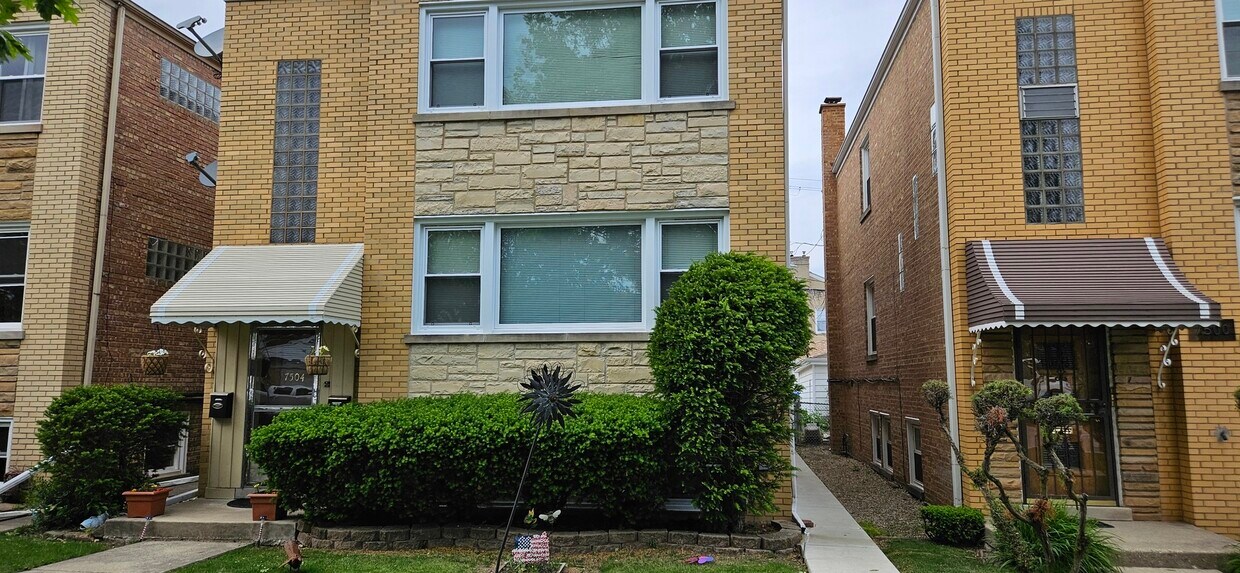 Foto principal - 7504 W Devon Ave