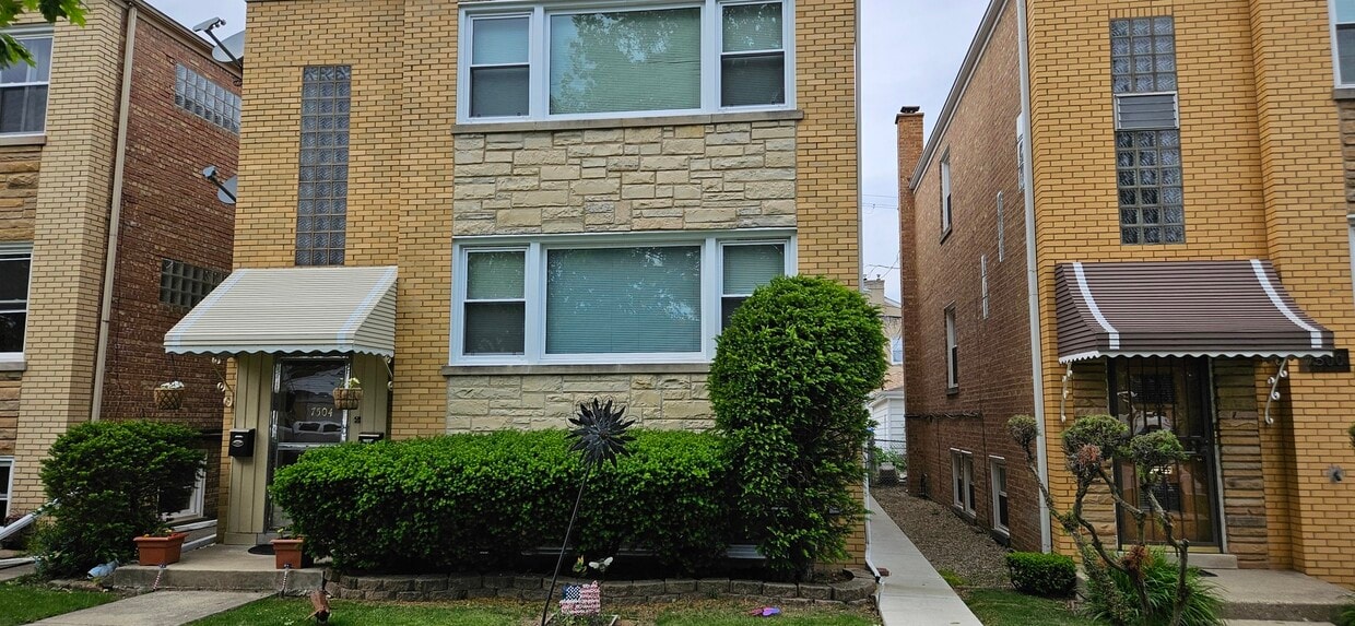 Primary Photo - 7504 W Devon Ave