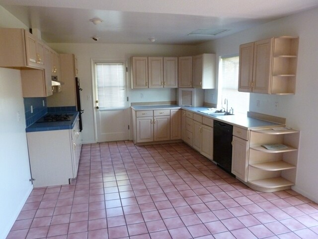 Building Photo - Elwood Beach 3 Bedroom Home