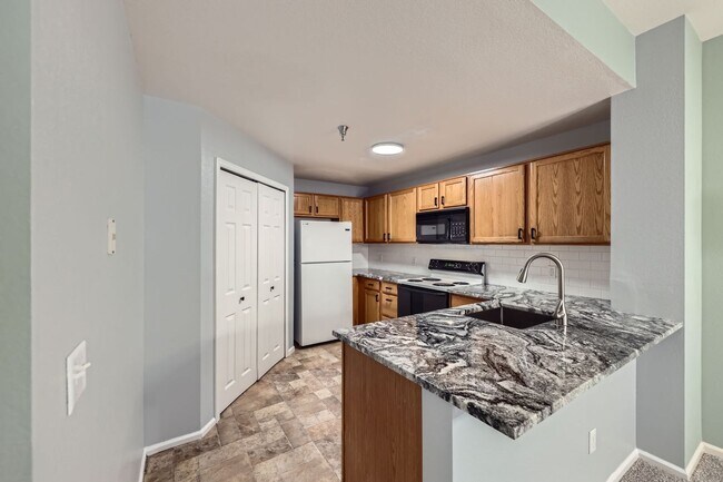 Building Photo - Charming Ground Floor Condo