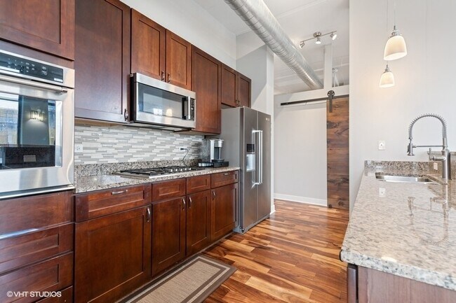 Building Photo - 740 W Fulton St