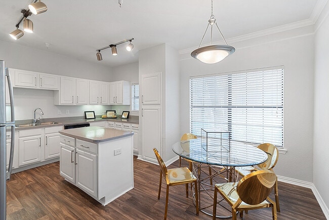 Apartamento_Comedor_025_Providence_in_The_Park_Apartments - Park Haven West Arlington